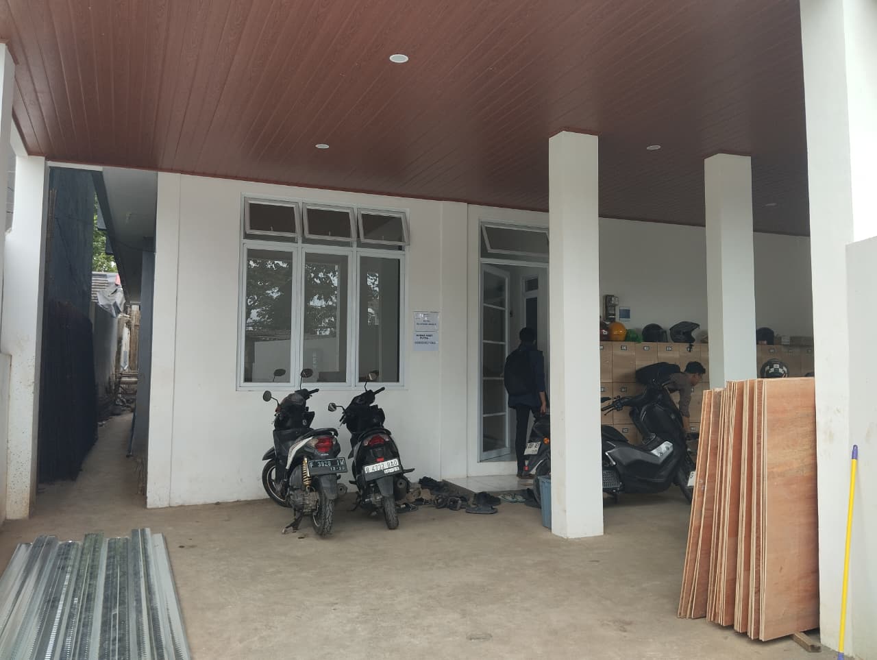 Meja belajar kamar kos